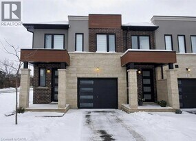 3 Southam Ln in Hamilton, ON - Building Photo