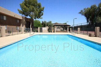 3810 N Maryvale Pky in Phoenix, AZ - Building Photo - Building Photo