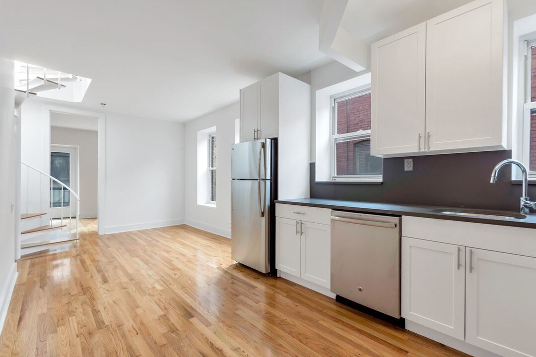 221 E 26th St in New York, NY - Building Photo