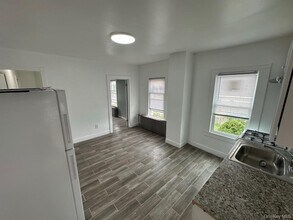 104 Henry St in Inwood, NY - Building Photo - Building Photo
