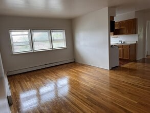 464 N Corona Ave in Valley Stream, NY - Building Photo - Building Photo