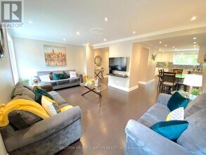 5477 Schueller Crescent in Burlington, ON - Building Photo - Building Photo