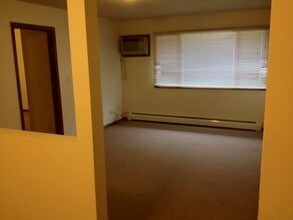 632 S Dodge St-Unit -08 in Iowa City, IA - Building Photo - Building Photo