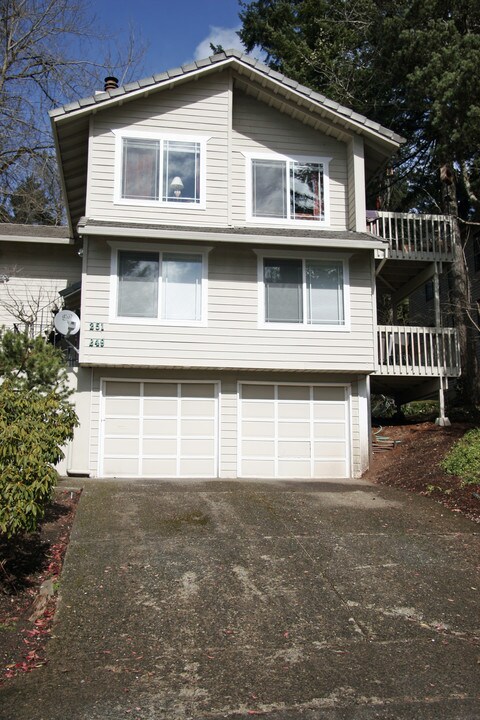 249 Cervantes in Lake Oswego, OR - Foto de edificio