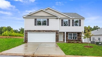 113 Cascade Ln in Seneca, SC - Building Photo