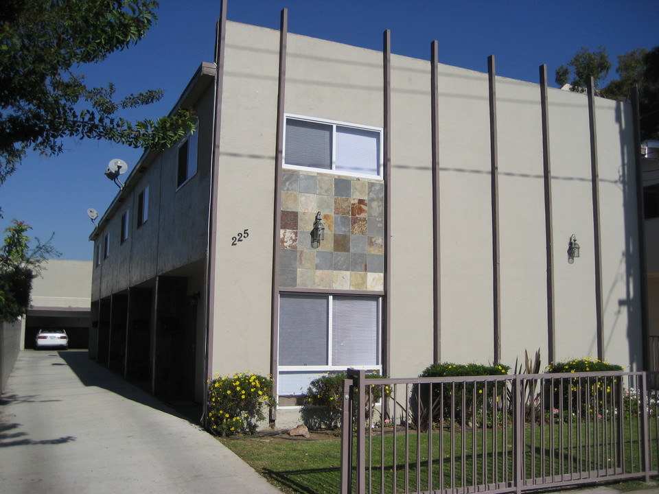 225 W Regent St in Inglewood, CA - Foto de edificio