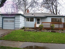2811 SE 74th Ave in Portland, OR - Building Photo