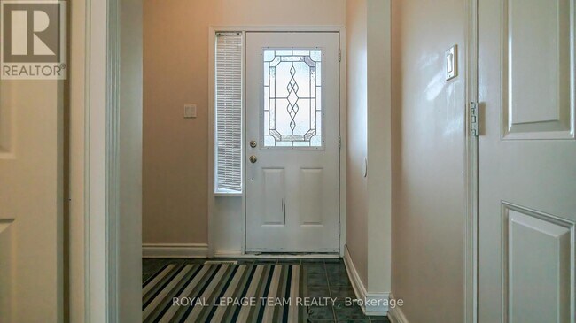 123 Queensbury Dr in Ottawa, ON - Building Photo - Building Photo