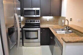 10190 SW 88th St in Miami, FL - Building Photo - Building Photo