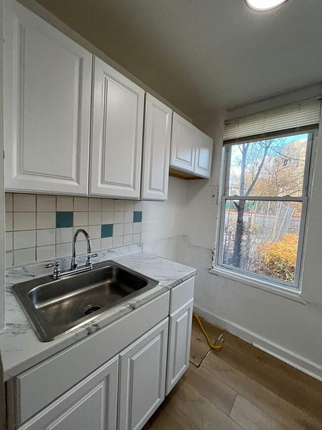 43 Storms Ave, Unit 1L