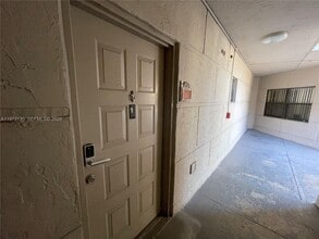 8290 Lake Dr in Doral, FL - Building Photo - Building Photo