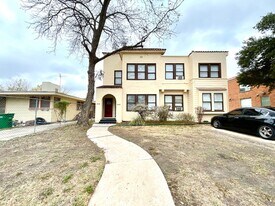 1645 W Mulberry Ave in San Antonio, TX - Building Photo