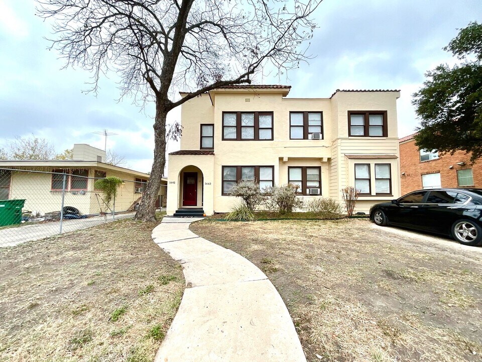 1645 W Mulberry Ave in San Antonio, TX - Building Photo