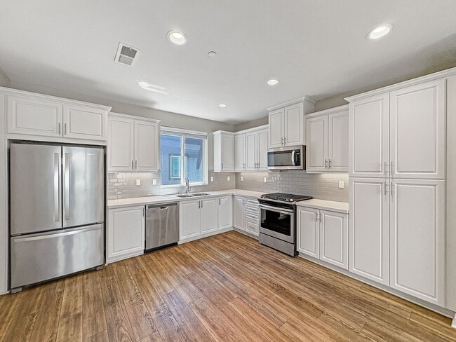 2580 S Escondido Blvd in Escondido, CA - Building Photo - Building Photo