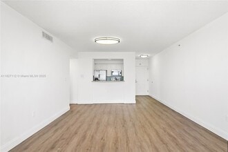 900 SW 8th St in Miami, FL - Building Photo - Building Photo