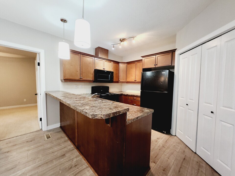 2565 Hanna Crescent NW in Edmonton, AB - Building Photo