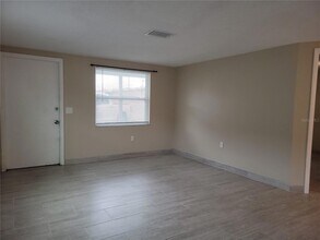 2039 Calusa Trail, Unit Loft in Holiday, FL - Foto de edificio - Building Photo