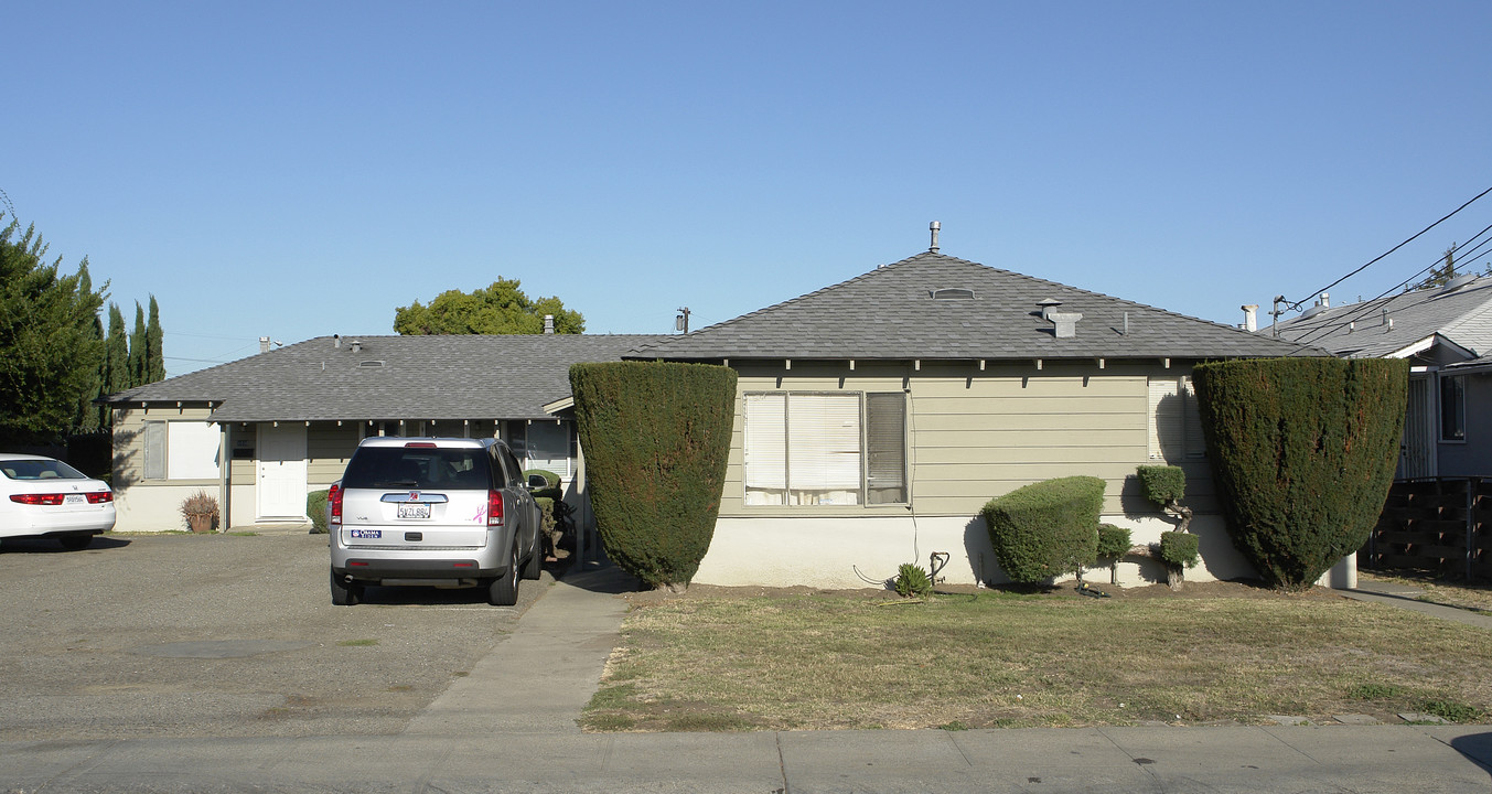 1030 Gilbert St in Hayward, CA - Foto de edificio