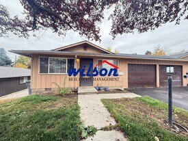 1112-1114 W Fremont Ave in Selah, WA - Building Photo