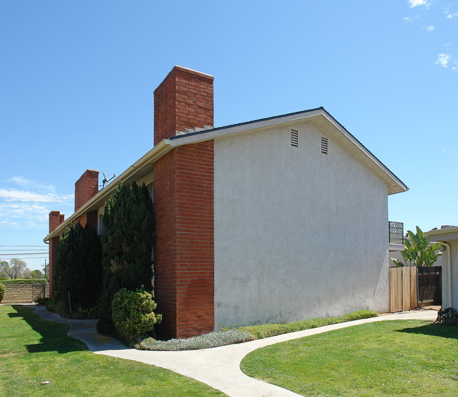 323 E 18th St in Costa Mesa, CA - Foto de edificio - Building Photo