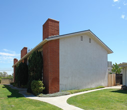 323 E 18th St in Costa Mesa, CA - Building Photo - Building Photo