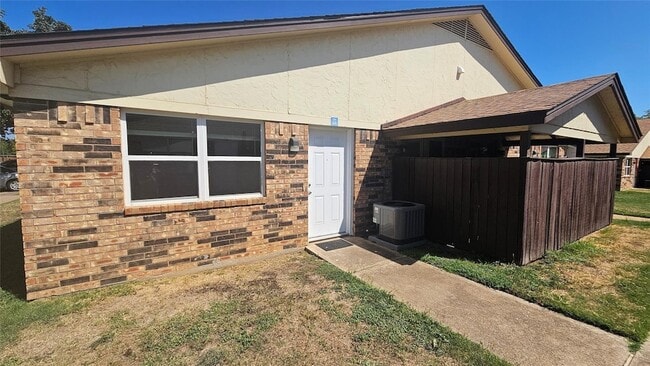 property at 212 S Shady Shores Dr