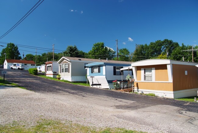 3202 Mogadore Rd in Akron, OH - Foto de edificio - Building Photo