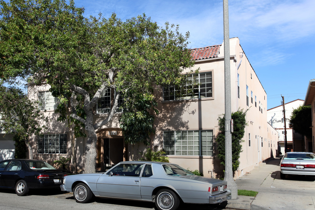 1121 E 3rd St in Long Beach, CA - Building Photo