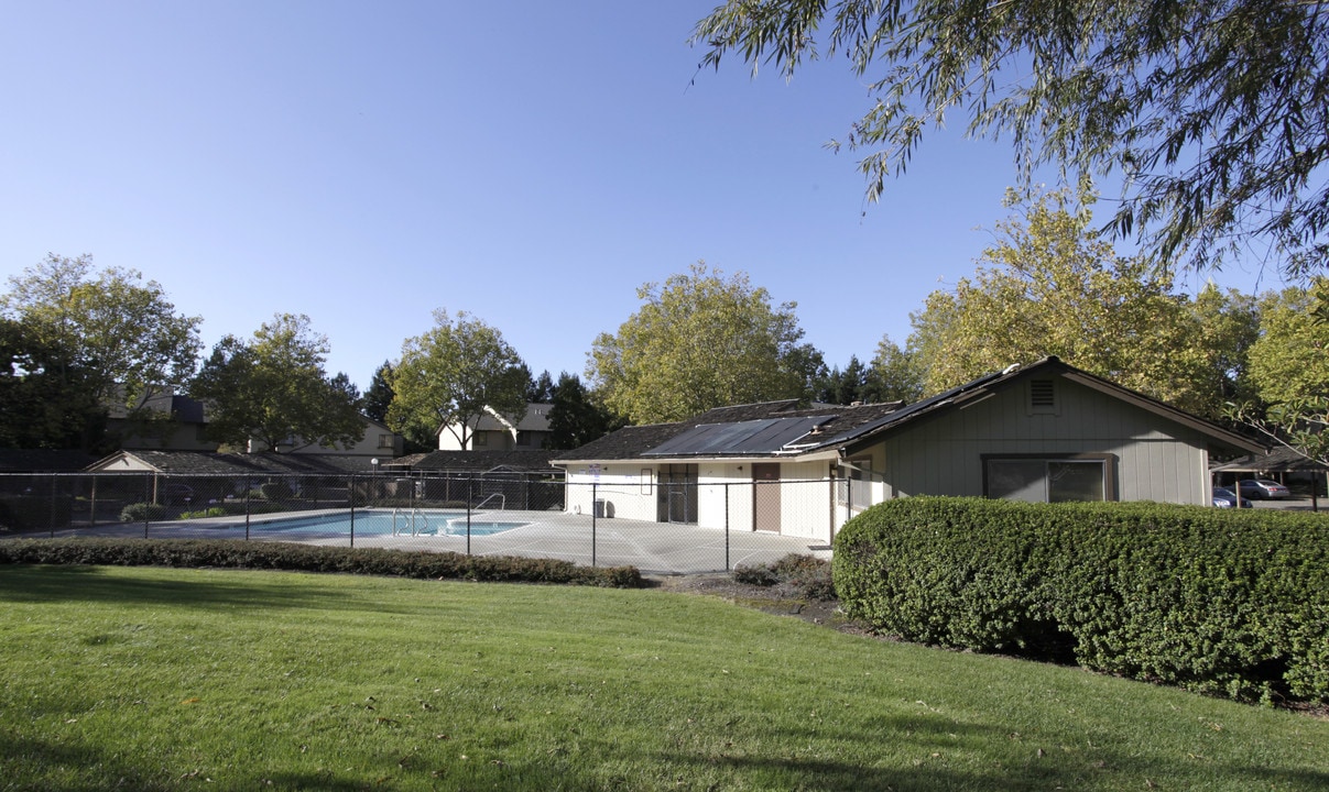 Golf Course Square Apartments in Rohnert Park, CA - Building Photo