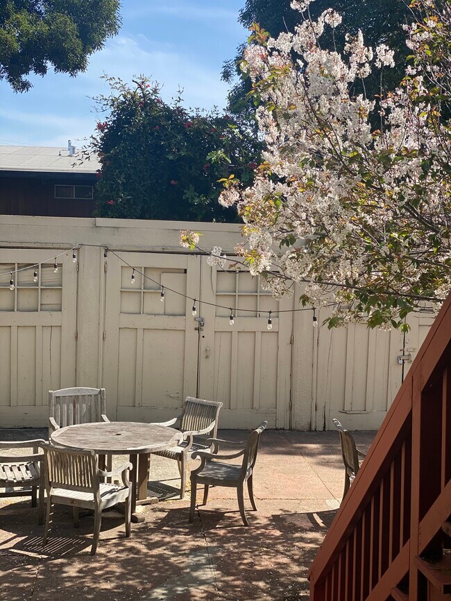 6021 Harwood Ave in Oakland, CA - Building Photo - Building Photo