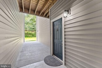 20453 Chesapeake Square in Sterling, VA - Building Photo - Building Photo
