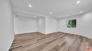 126 S Manhattan Pl in Los Angeles, CA - Building Photo - Building Photo