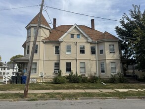 1421 Grand Ave in Davenport, IA - Foto de edificio - Building Photo