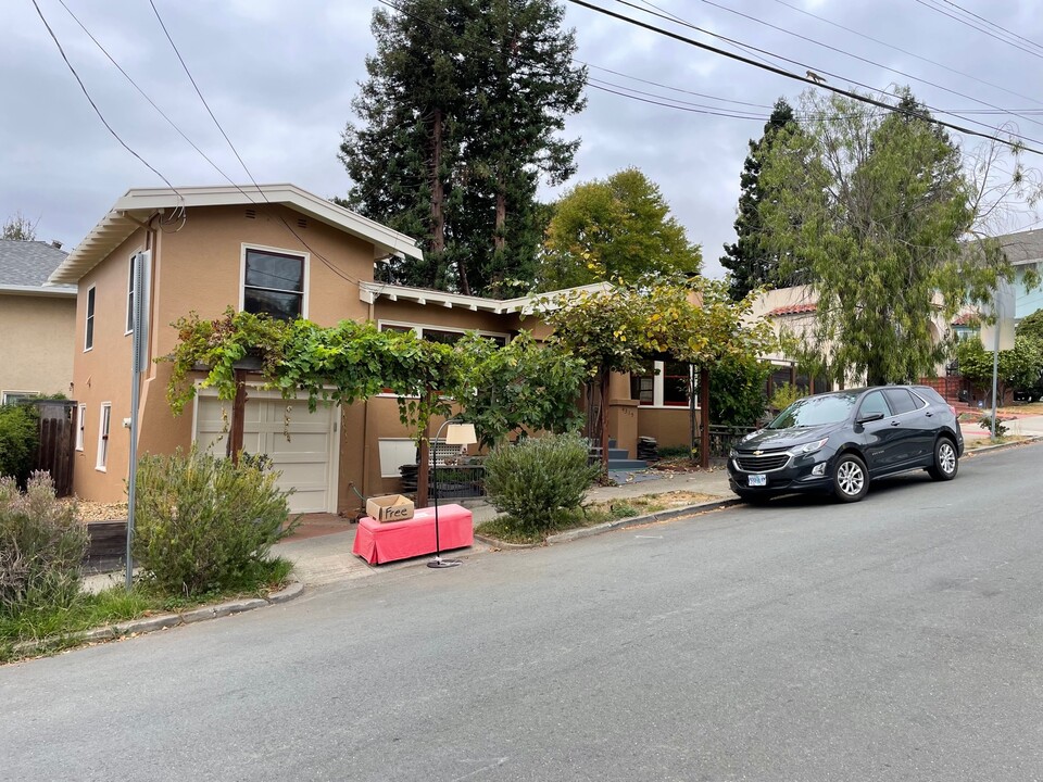 4315 La Cresta Ave in Oakland, CA - Foto de edificio