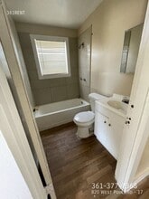 820 W Point Rd in Corpus Christi, TX - Foto de edificio - Building Photo