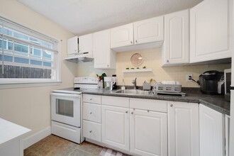 924 Massachusetts Ave in Arlington, MA - Building Photo - Building Photo