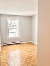 1455 Tyandaga Park Dr in Burlington, ON - Building Photo - Building Photo