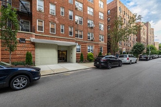 Traymore Apartments in Forest Hills, NY - Building Photo - Building Photo