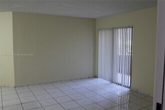4680 NW 102nd Ave in Doral, FL - Foto de edificio - Building Photo