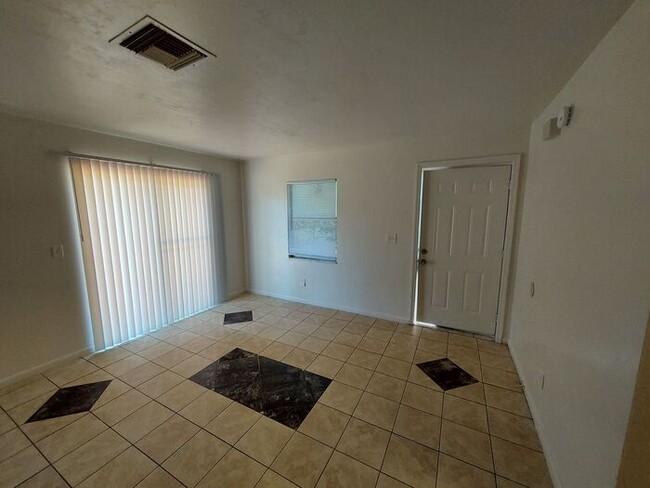 5871 NE 35th St in Silver Springs, FL - Foto de edificio - Building Photo