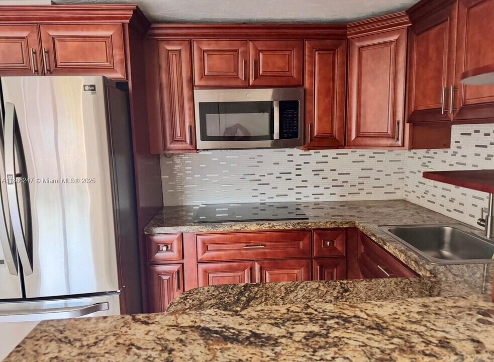 606 W 81st St in Hialeah, FL - Building Photo