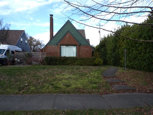 property at 4621 NE Royal Ct