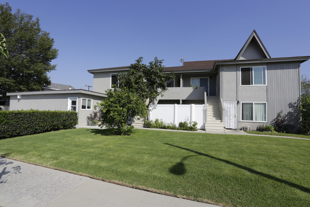 2861 Mendoza Dr in Costa Mesa, CA - Foto de edificio