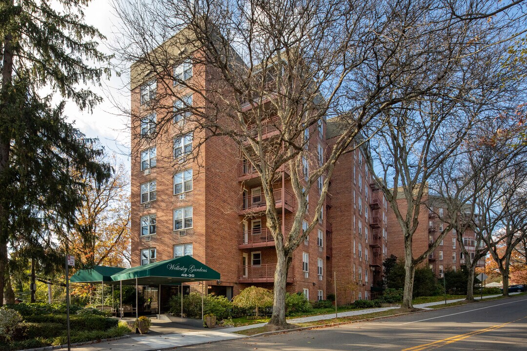 Wellesley Gardens in Little Neck, NY - Building Photo