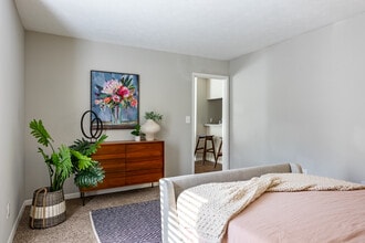 Midwood Gardens in Stone Mountain, GA - Foto de edificio - Interior Photo