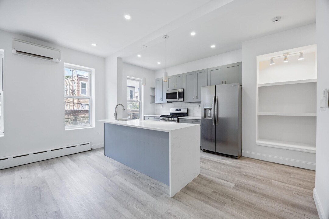 71-52 68th St in Queens, NY - Building Photo