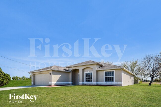 2547 SW 3rd Pl in Cape Coral, FL - Foto de edificio - Building Photo