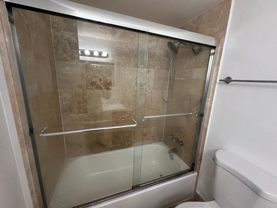 1805 Sans Souci Blvd, Unit 333 in North Miami, FL - Building Photo