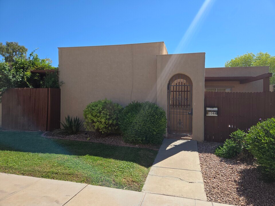 1044 E Pueblo Rd in Phoenix, AZ - Foto de edificio