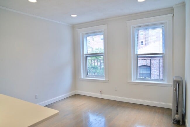 32 Queensberry St, Unit 9
